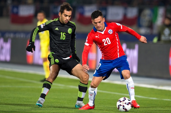 Aldrete y Aranguiz protagonizaron un duelo personal por la banda.