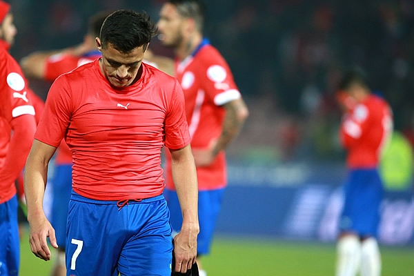 Alexis Sánchez salió cabizbajo por el empate.