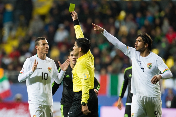 El árbitro Cáceres amonestó al boliviano Pablo Escobar.