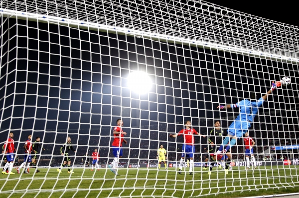 Bravo no pudo atajar el cabezazo de Raúl Jiménez.