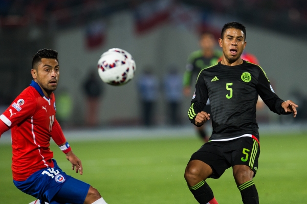 Juan Carlos Medina hizo labores de recuperación en mitad de campo.