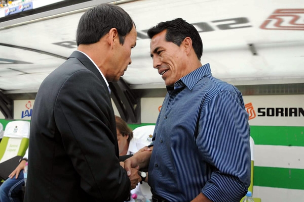 Los técnicos de ambos equipos se desearon suerte al comenzar el compromiso.