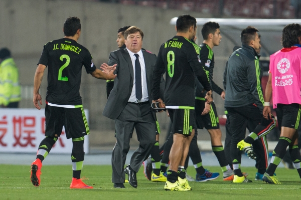 Miguel Herrera felicitó a sus jugadores al término del duelo.