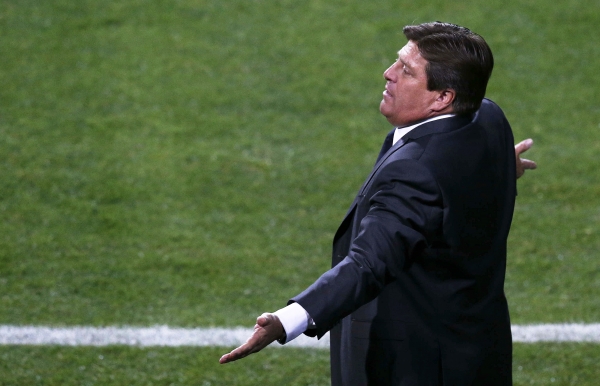 Miguel Herrera vivió intensamente el duelo.