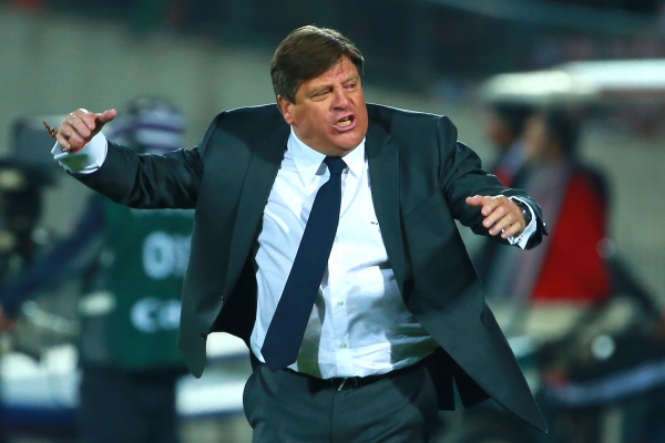 Miguel Herrera vivió intensamente el duelo.