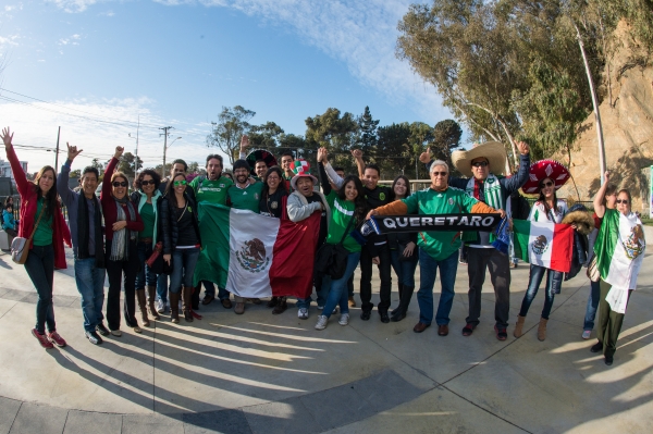 Muchos mexicanos acompañaron al Tri en su primer duelo.