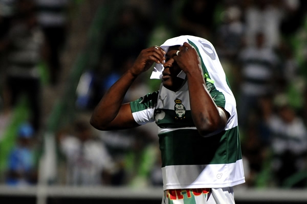 Santos se acomda las ideas para volver al juego.