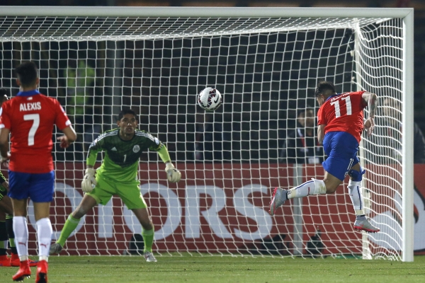 Vargas anotó el 2-2 con este remate de cabeza.