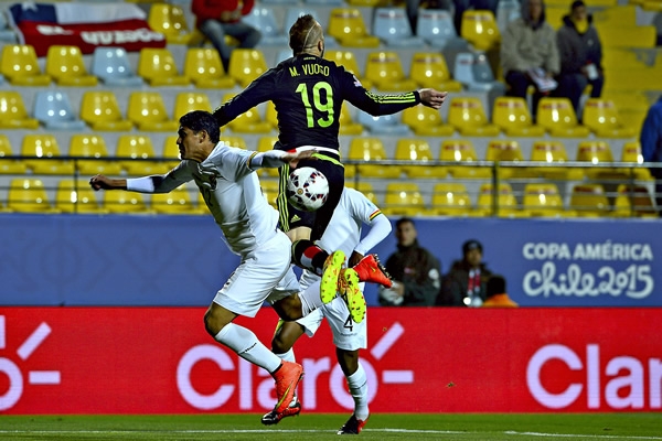 Vuoso disputó con todo el esférico.