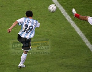 El argentino Maxi Rodríguez marcó el mejor gol del Mundial
