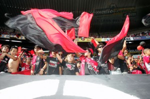 Fiesta rojinegra en las afueras del Jalisco