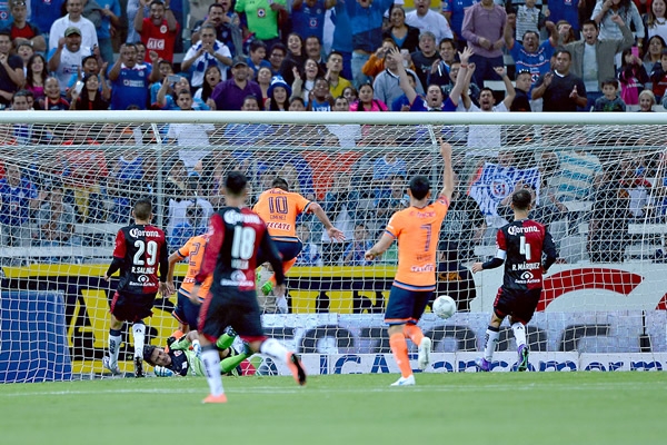 Chaco, como siempre levantando a su Máquina.