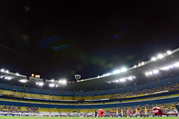 El imponente Estadio Jalisco de noche.