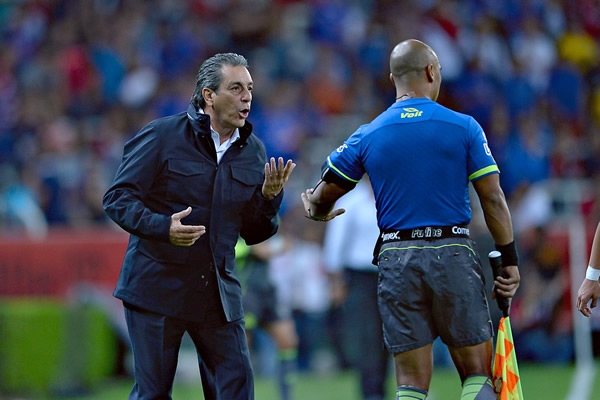 El Jefe protestó de todo en el Jalisco.