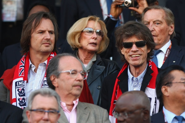 En Sudáfrica 2010, el líder de la banda siguió a la Selección Inglesa.