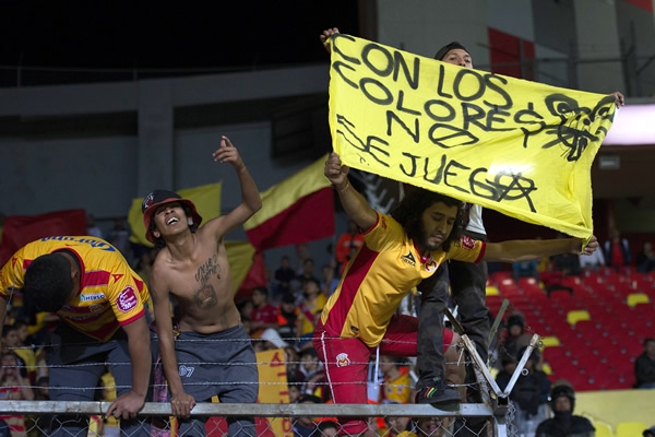 La afición protestó contra la Directiva.