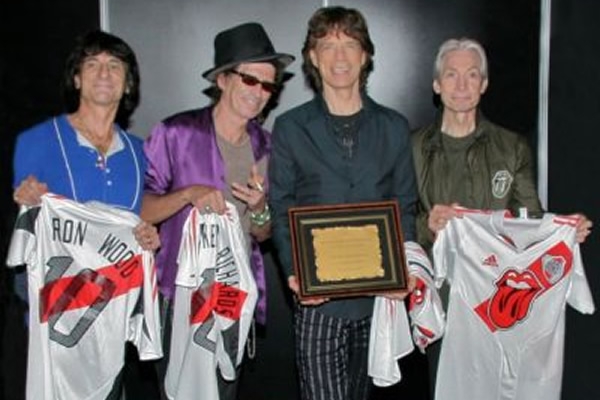 La Directiva de River obsequió camisetas a los Stones en 2006.