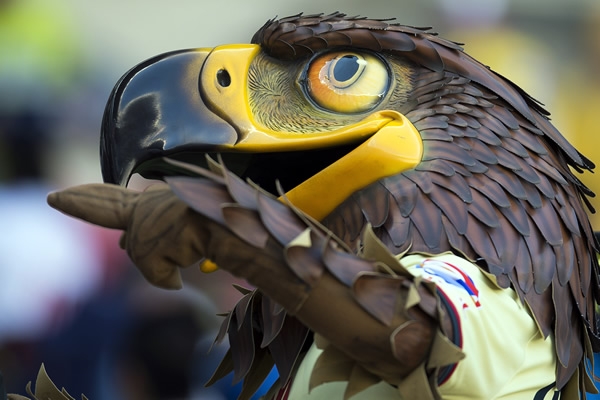 Las Águilas del América y su imponente mascota.