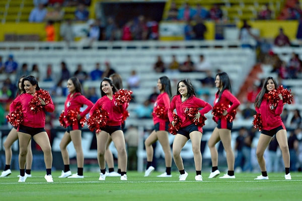 Las animadoras rojinegras en el Jalisco.