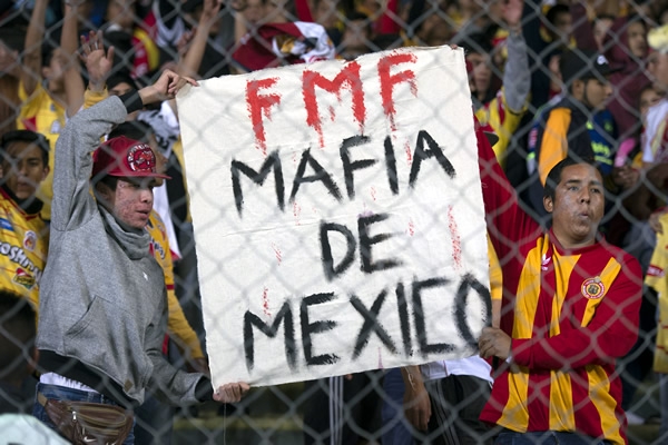 Las protestas de la afición subieron de tono.