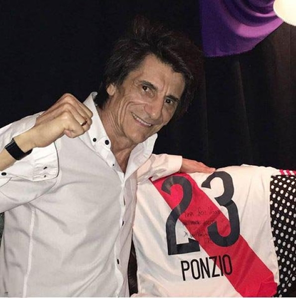 En otra visita a Argentina, Ronnie Wood posó con el jersey de Leonardo Ponzio.