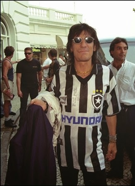 En una visita a Brasil, Ronnie Wood se puso la camiseta del Botafogo.