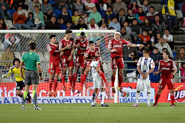 A balón parado, la defensa de Xolos imbatible.