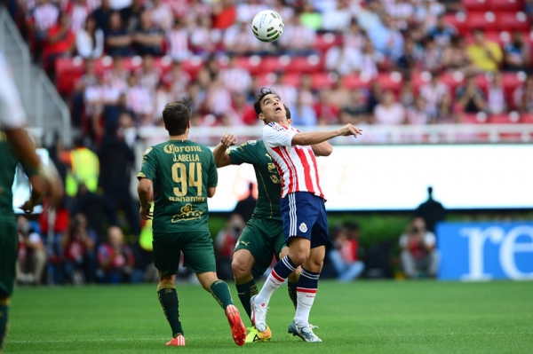 Abella estuvo activo robando balones a jugadores de Chivas.