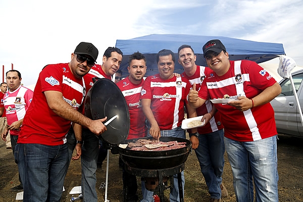 Aficionados de Coras hicieron un asado en el estacionamiento del estadio nayarita.
