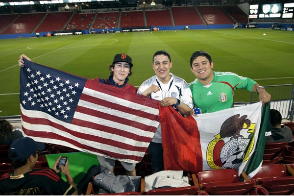 Aficionados de México y Estados Unidos se juntan.