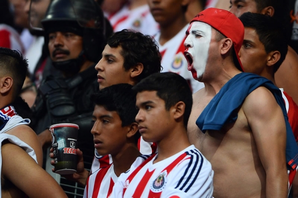 Aficionados reclamaban a su equipo por la derrota.