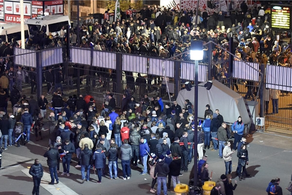 En las afueras del Stade de France hubo confusión. 