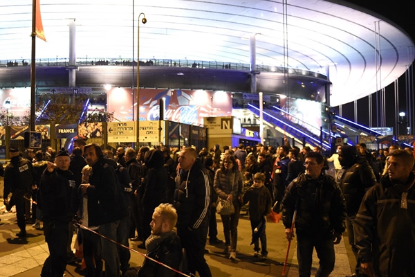 En las afueras del Stade de France hubo confusión. 