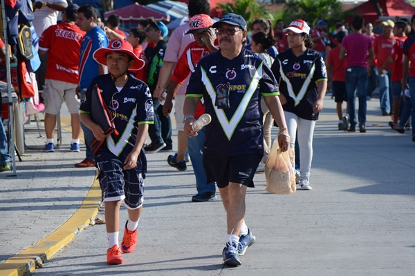 Algunos aficionados llegaron desde temprano al Pirata.