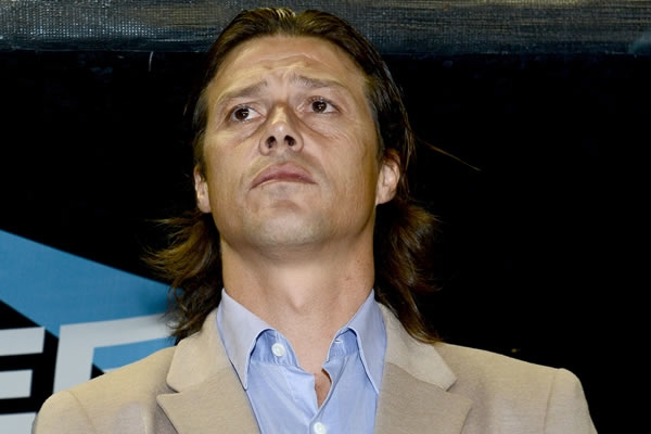 Almeida, muy atento a sus jugadores.