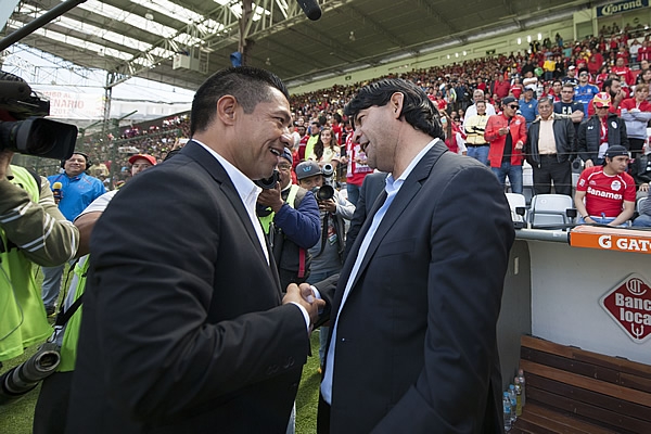 Ambriz y Cardozo se saludaron antes de iniciar el duelo.