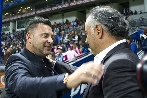 Antonio Mohamed y Guillermo Vázquez se saludaron previo al duelo.
