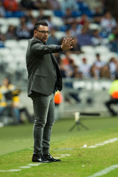 Antonio Mohamed vivió intensamente el duelo en la zona de bancas.