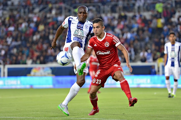 Aquivaldo Mosquera sin perder la marca ante el rival.