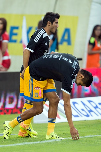 Ayala se encomienda antes de entrar al terreno de juego.