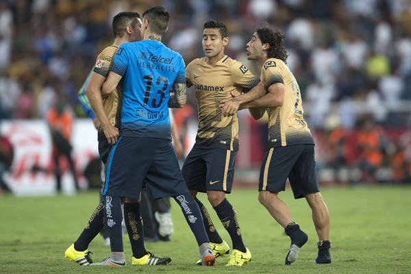 Britos y Cabrera se encararon al final del partido.