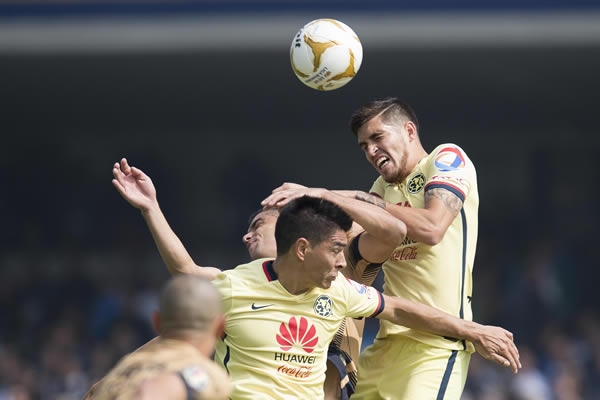 Buscando el balón por aire.