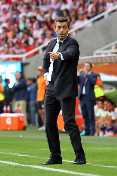 Caixinha daba instrucciones desde la banca a sus jugadores.