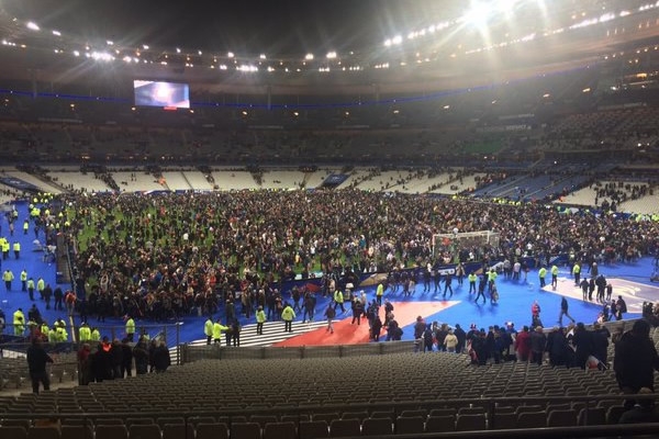 El campo del Stade de France sirvió como refugio para los aficionados. 