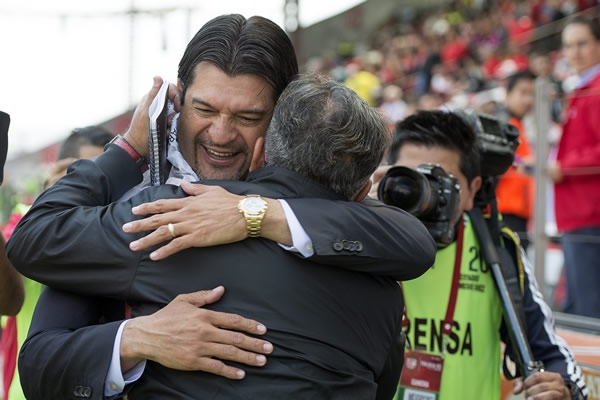 Cardozo y Boy se fundieron en un abrazo previo al juego.
