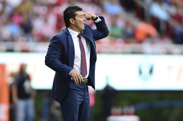 Chepo de la Torre lucía nervioso en una de las bandas de la cancha.