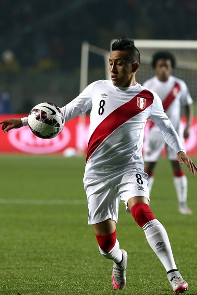 Chrisitian Cueva y los incas en la pelea por el balón.