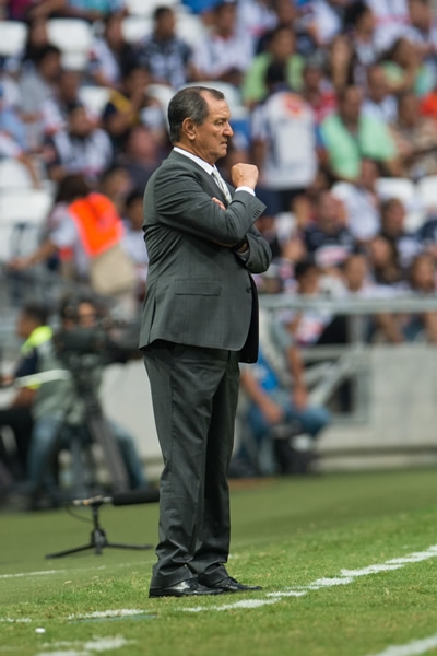 Como siempre, el Profe Meza, concentrado en lo que será el duelo.