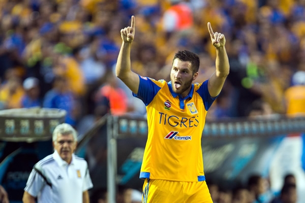 Con gran pase de Aquino, Gignac abrió el marcador.