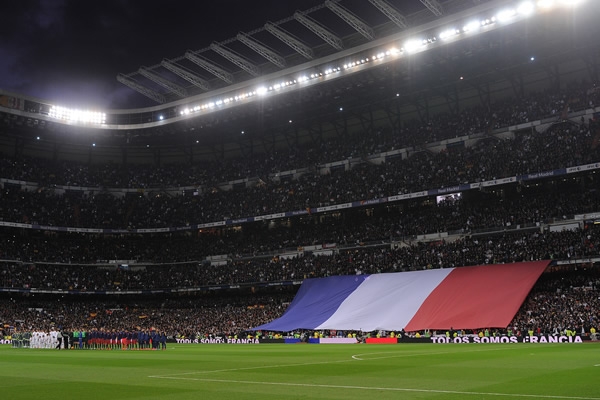 Con un minuto de silencio y la Marsellesa, el Bernebéu recordó victímas del terrorismo.